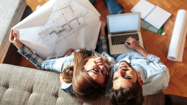 Ein Paar plant ihren Hausbau Ein Paar plant ihren Hausbau