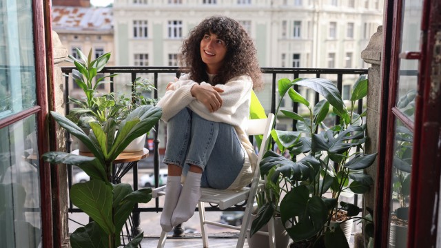 Eine junge Frau freut sich über die verschiedenen Bausparförderungen Eine junge Frau freut sich über die verschiedenen Bausparförderungen