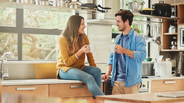 Ein Mann und eine Frau tauschen sich zum Immobilienverkauf aus Ein Mann und eine Frau tauschen sich zum Immobilienverkauf aus