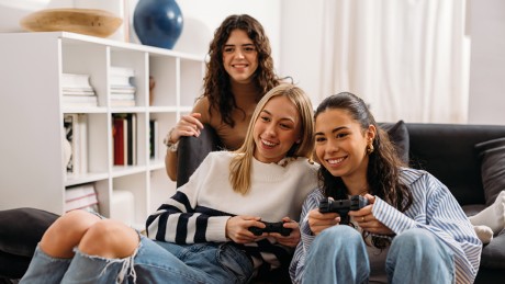Eine Gruppe junger Frauen beginnt spielend die Challenge Eigenheim Eine Gruppe junger Frauen beginnt spielend die Challenge Eigenheim