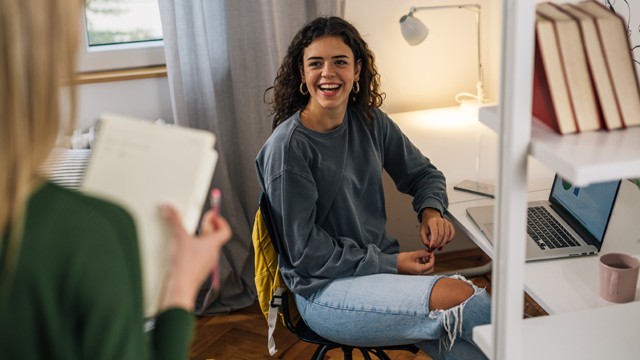 Eine junge Frau freut sich über das Vermögen, das sie mit ihrem Home-Base-Konto aufbaut Eine junge Frau freut sich über das Vermögen, das sie mit ihrem Home-Base-Konto aufbaut