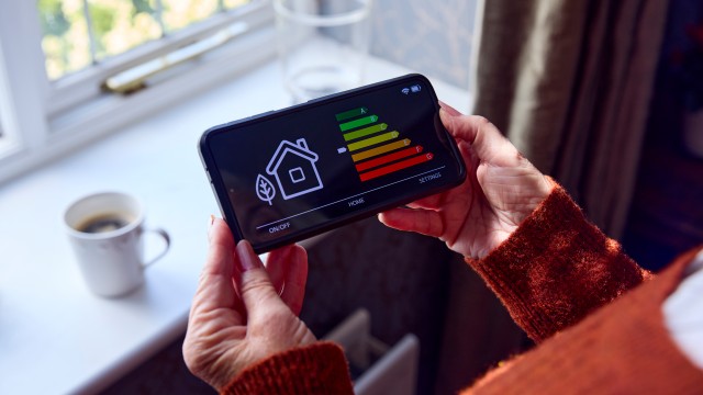 Smartphone App zeigt Energieeffizienzklasse eines Hauses Smartphone App zeigt Energieeffizienzklasse eines Hauses