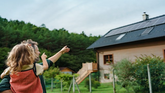 Zum Ratgeber Photovoltaikanlage Kosten Vater und Tocher freuen sich über die geringen Kosten für Ihre Photovoltaikanlage