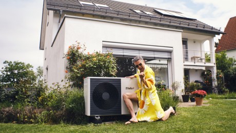 Ein Mann im Garten freut sich über seine Wärmepumpe, die ihm im Rahmen einer Energieberatung empfohlen wurde Ein Mann im Garten freut sich über seine Wärmepumpe, die ihm im Rahmen einer Energieberatung empfohlen wurde