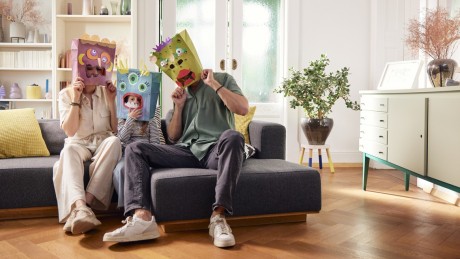 Eine Familie blödelt miteinander herum und freuen sich über die vielen Förderungen fürs Bausparen Eine Familie blödelt miteinander herum und freuen sich über die vielen Förderungen fürs Bausparen