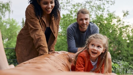 Eine glückliche Familie mit einem Kind auf einer Couch Eine glückliche Familie mit einem Kind auf einer Couch