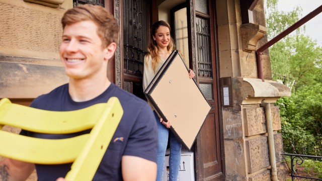 Zwei Freunde ziehen dank Bausparvertrag in eine neue Wohnung Zwei Freunde ziehen dank Bausparvertrag in eine neue Wohnung