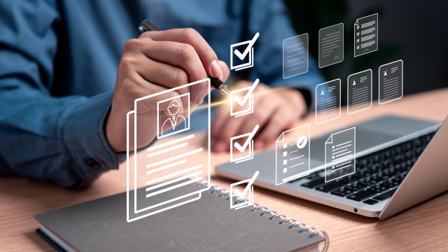 Ein Mann macht den virtuellen Erstberatungscheck Ein Mann macht den virtuellen Erstberatungscheck