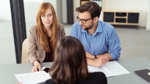 Eine Frau und ein Mann im Beratungsgespräch bei Wüstenrot Immobilien Eine Frau und ein Mann im Beratungsgespräch bei Wüstenrot Immobilien