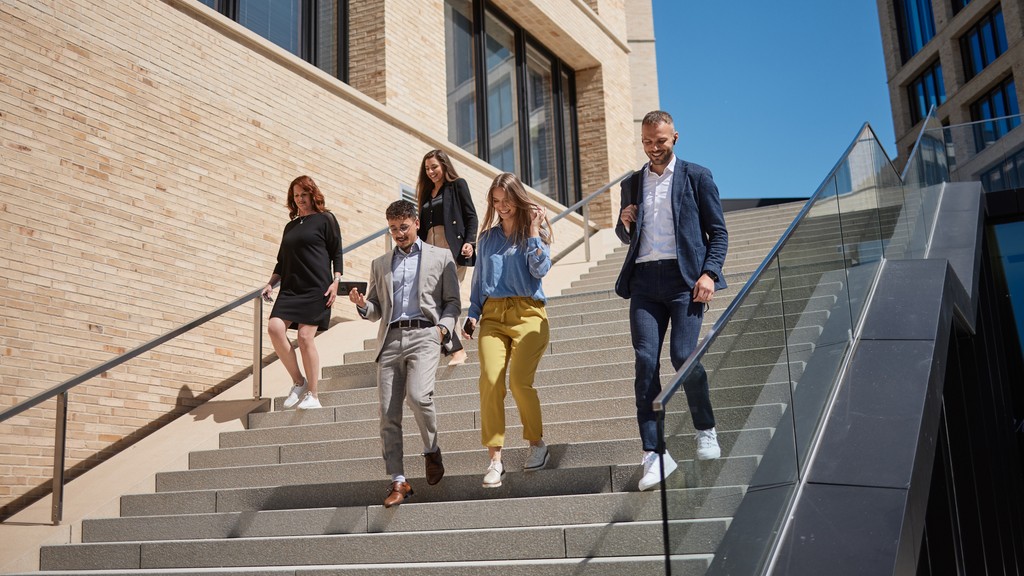 Mitarbeiter im Wüstenrot Innendienst nehmen am W&W-Campus die Treppen Mitarbeiter im Wüstenrot Innendienst nehmen am W&W-Campus die Treppen